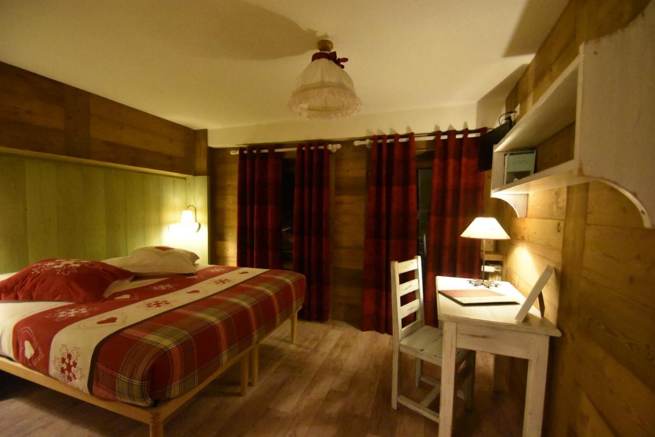 Hotel Petit Dahu - Chambres Et Restaurant Cogne Exterior photo