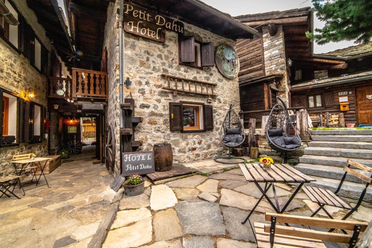 Hotel Petit Dahu - Chambres Et Restaurant Cogne Exterior photo