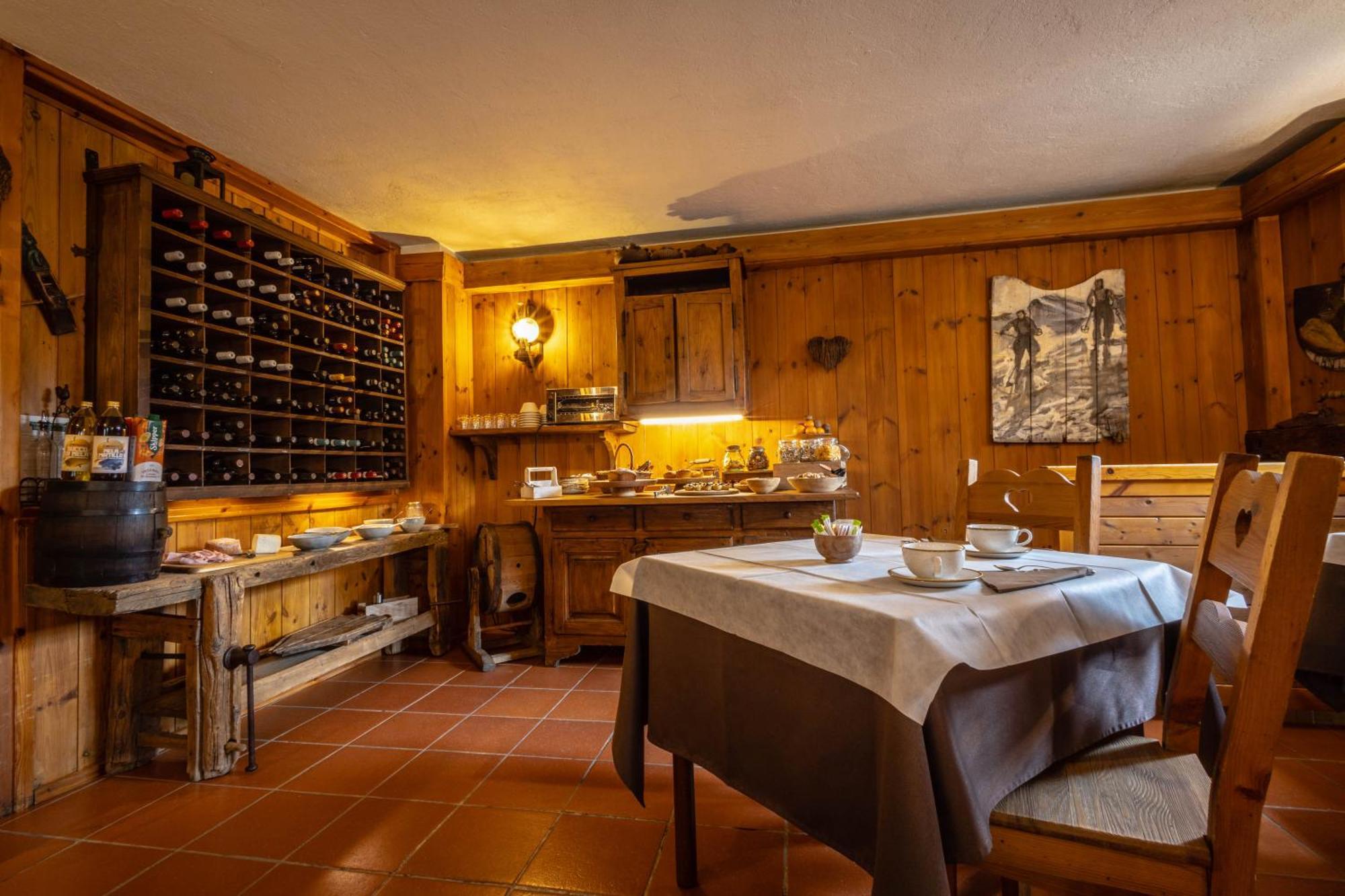 Hotel Petit Dahu - Chambres Et Restaurant Cogne Exterior photo