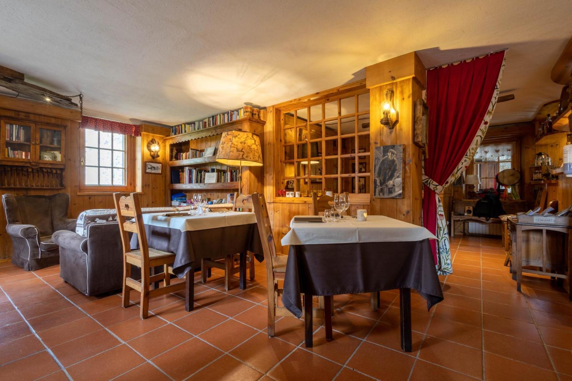 Hotel Petit Dahu - Chambres Et Restaurant Cogne Exterior photo