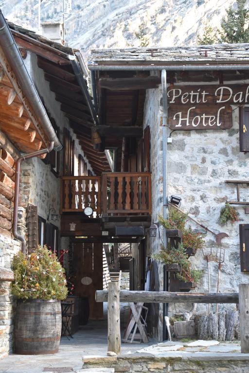 Hotel Petit Dahu - Chambres Et Restaurant Cogne Exterior photo
