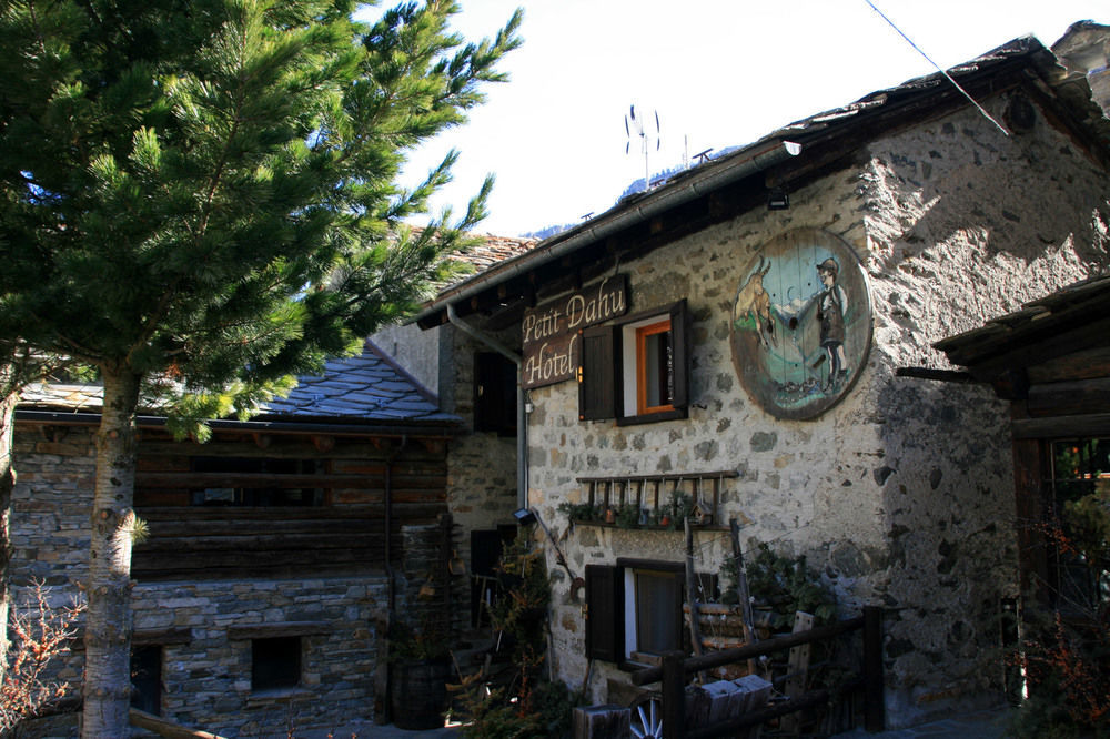 Hotel Petit Dahu - Chambres Et Restaurant Cogne Exterior photo
